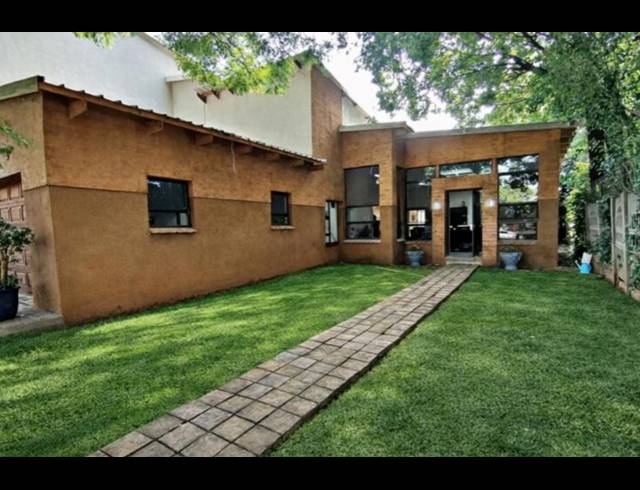 11 BEDROOM TOWNHOUSE FOR SALE IN LAKEFIELD